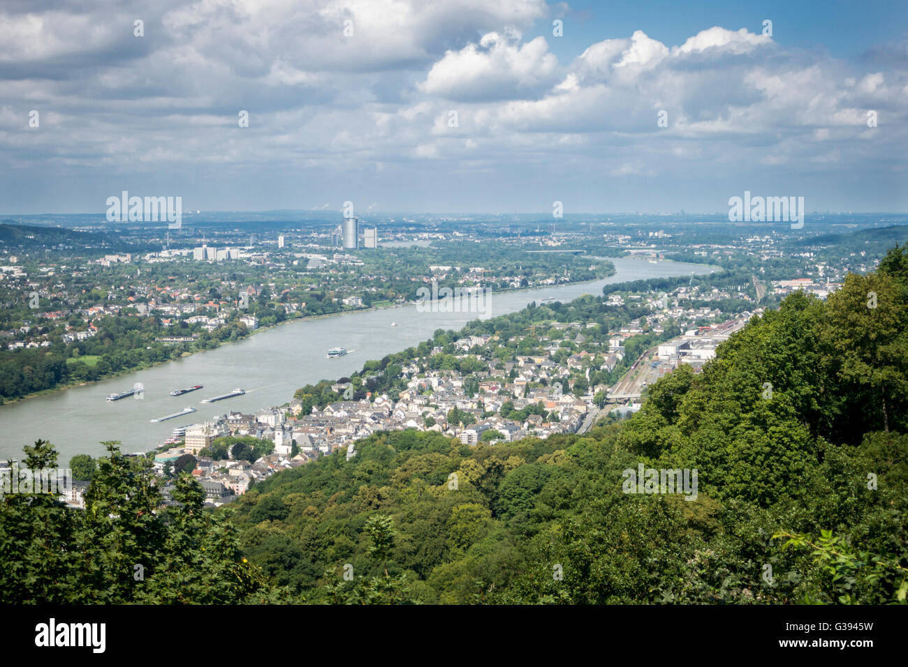 Vue aérienne de l'autre côté de la rivière Rhin vers Bonn, Allemagne Banque D'Images