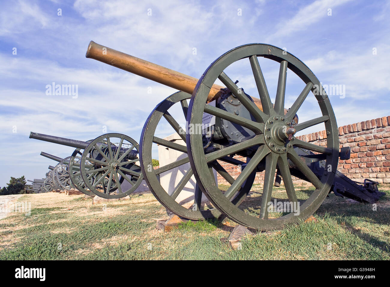 Vieux canons sur Fortress sur ciel bleu Banque D'Images