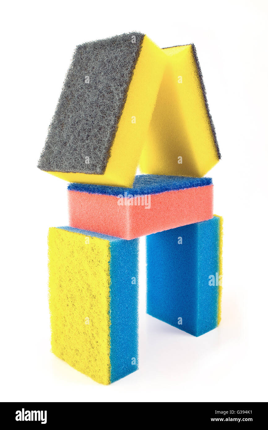 Les éponges colorées en forme d'une maison isolée sur fond blanc Banque D'Images