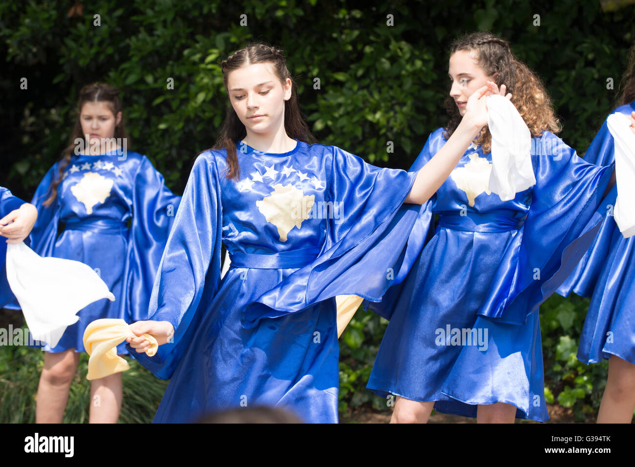 London Golders Green Childs Hill Park communauté albanaise Childrens' Day Festival jeunes adolescents robe bleue danses danse folklorique Banque D'Images