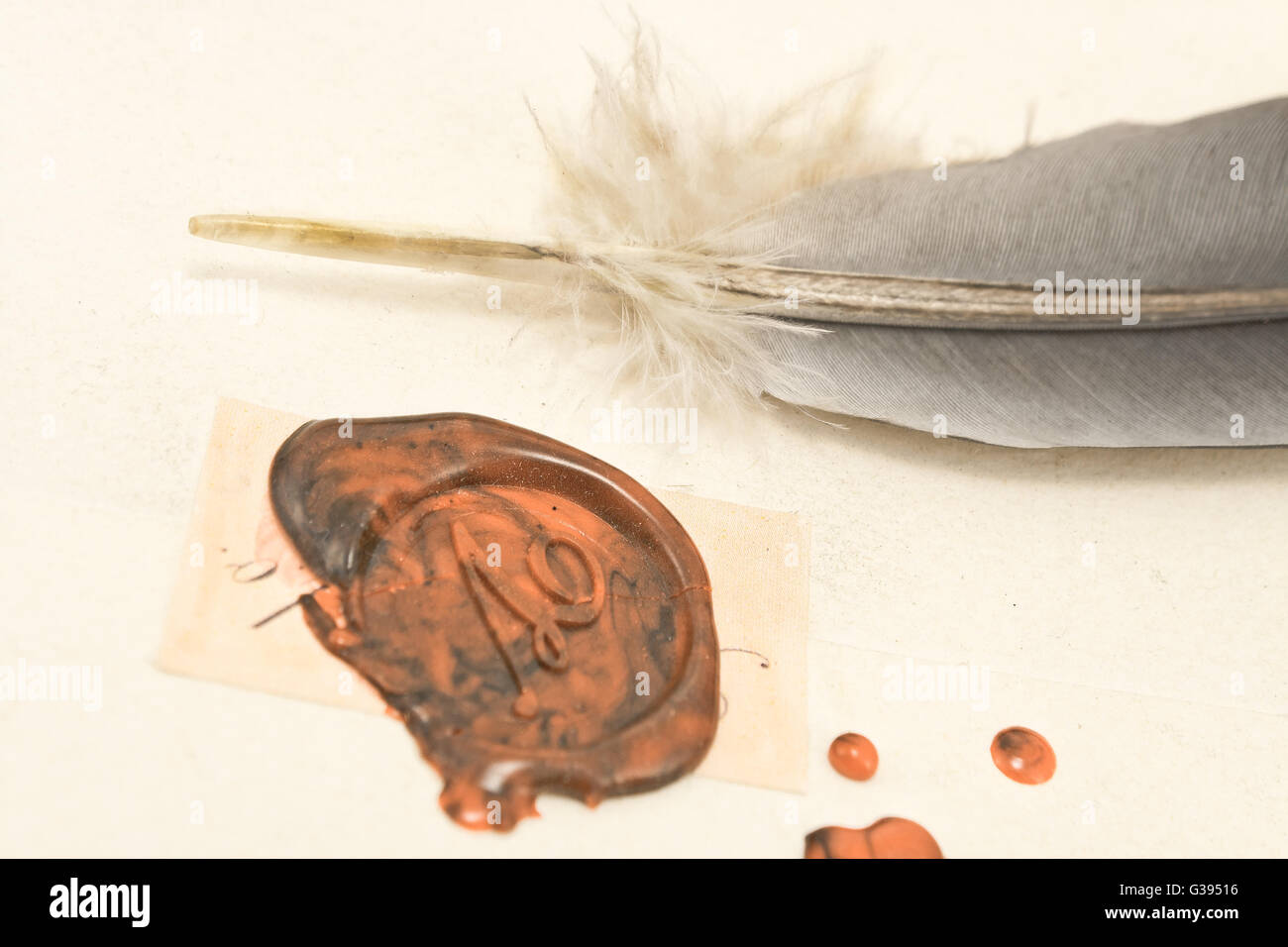 Lettre scellée de cire avec quill isolated on white Banque D'Images
