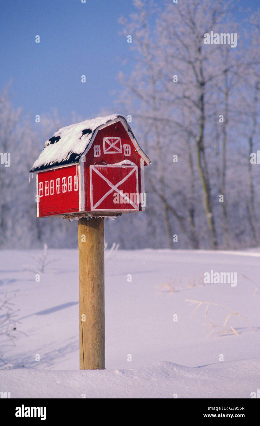 Boîte aux lettres dans la forme d'une grange, de l'Alberta, Canada Banque D'Images