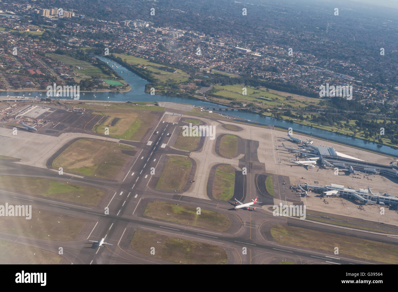 L'aéroport de Sydney vue depuis une fenêtre de l'avion, survolant la piste d'atterrissage de l'avion la borne Banque D'Images