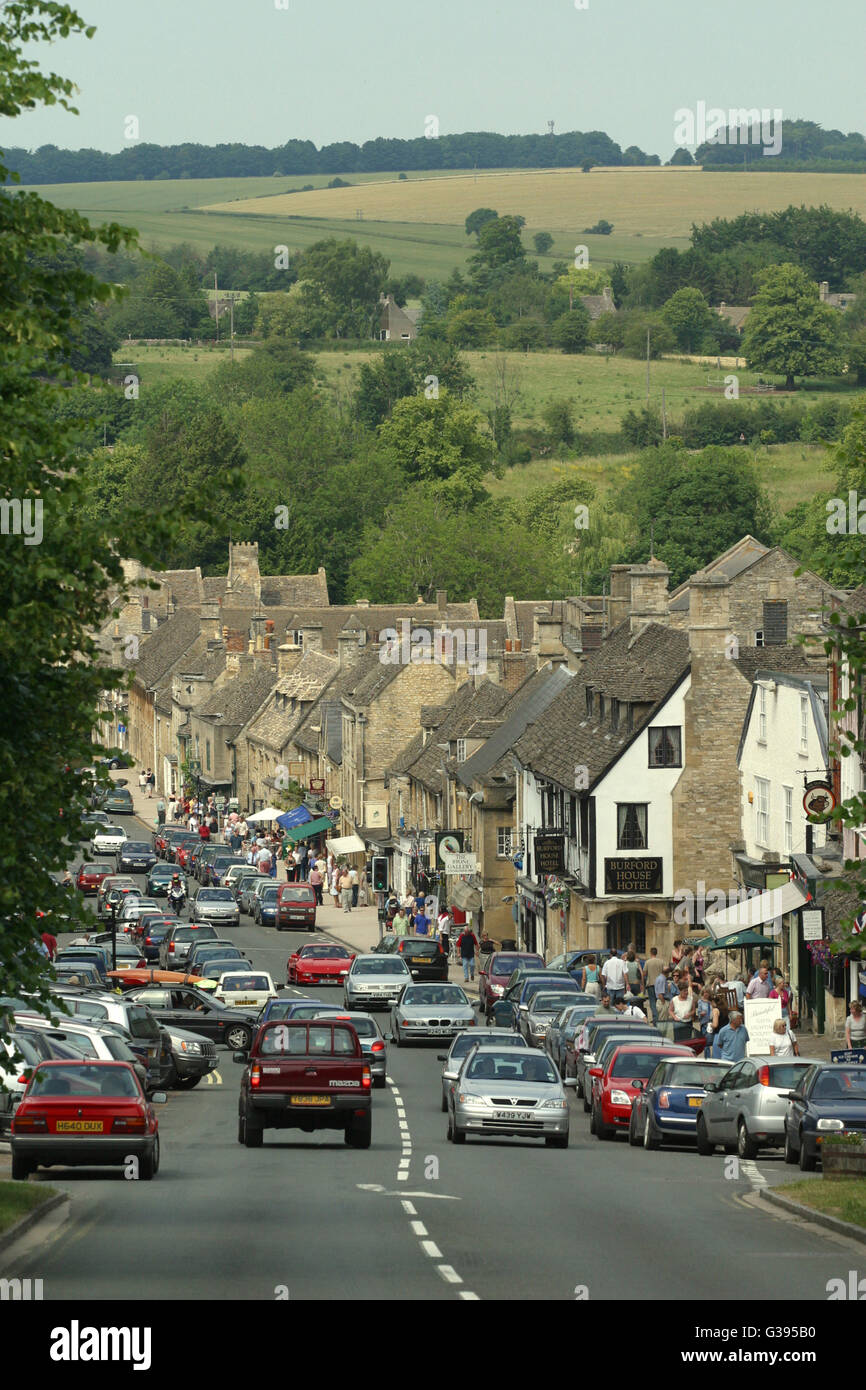 Des Cotswolds. .La rue principale de Burford, une ville de Cotswold pleine de pubs, restaurants et magasins d'antiquités. Banque D'Images