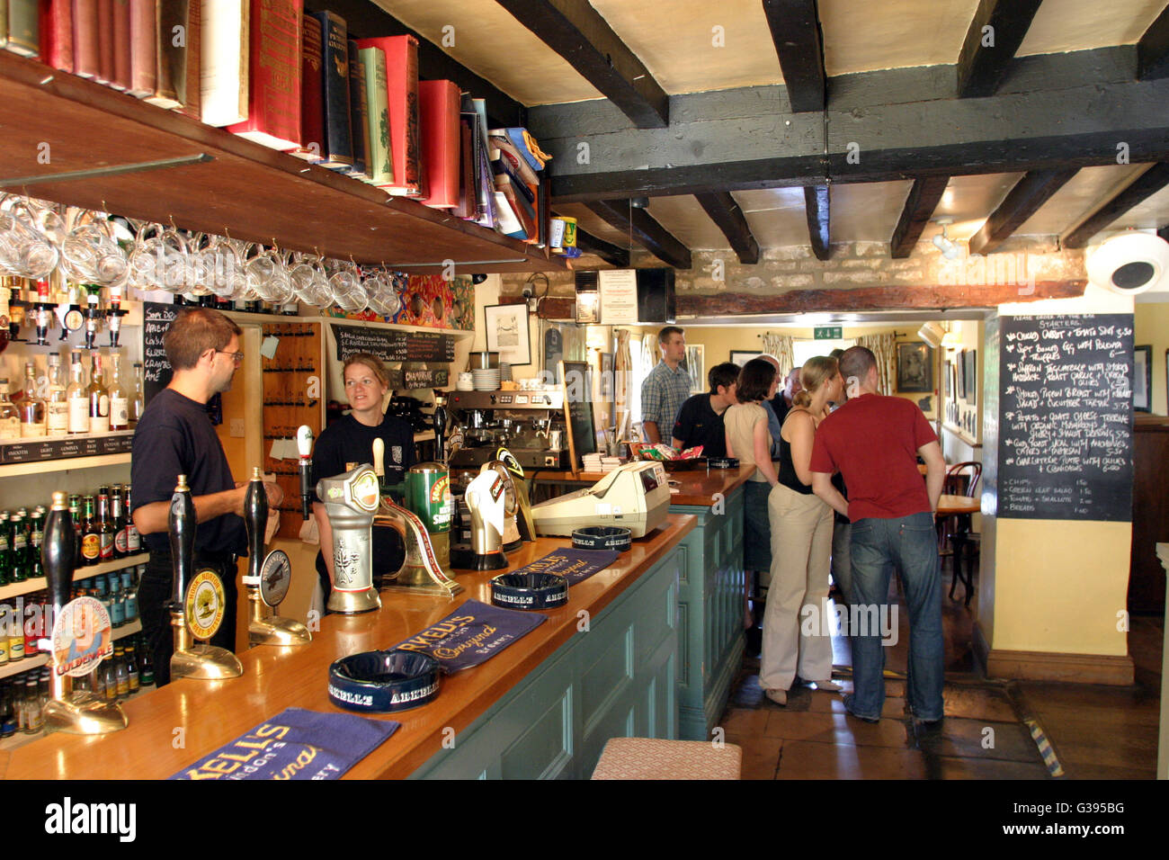 Les Cotswolds. Le 17e siècle Churchill Arms,un pub gastronomique renommé dans Paxford près de Chipping Campden, Gloucestershire Banque D'Images