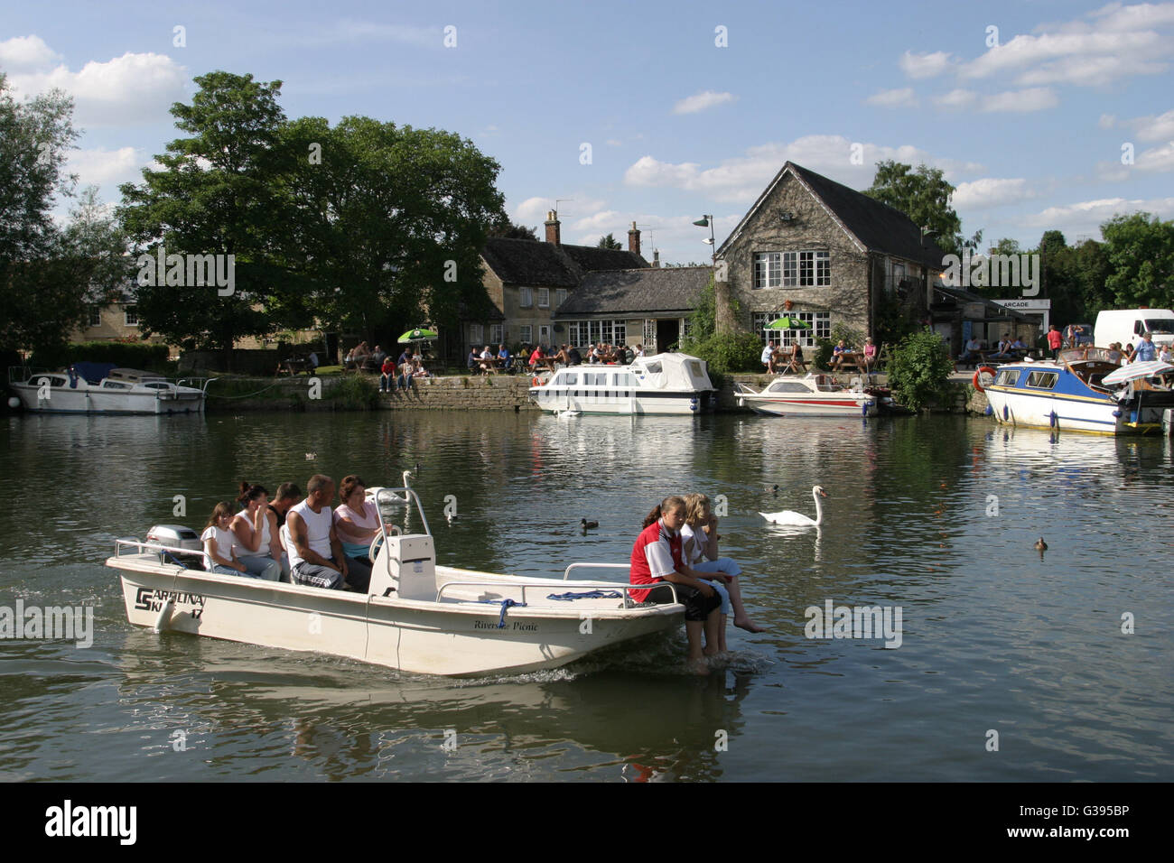 Les Cotswolds. Les gens de bateau sur la Tamise à Lechlade dans la région des Cotswolds. Banque D'Images