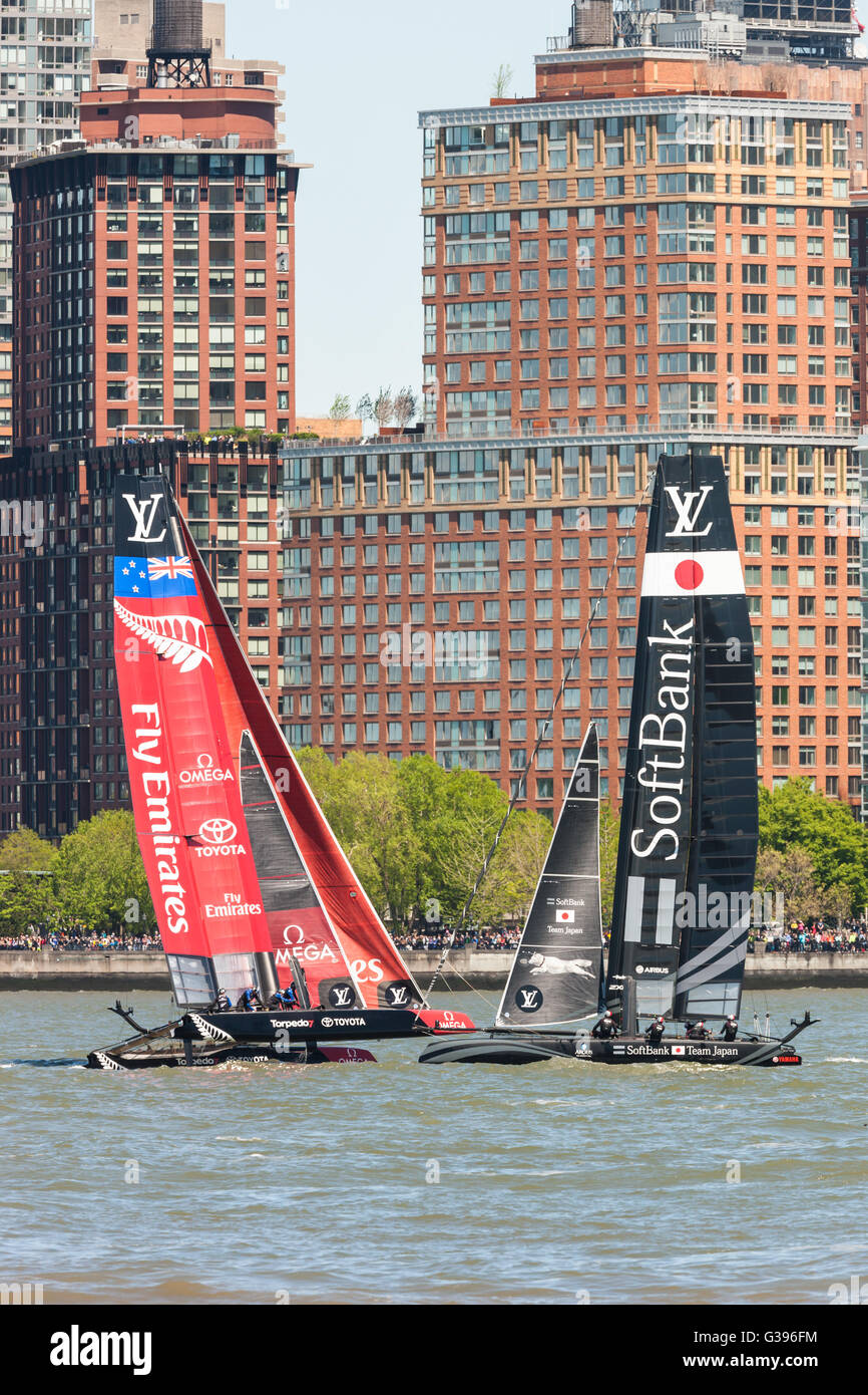 America's Cup World Series equipes Japon et Nouvelle-Zélande catamarans course sur le cours de l'Hudson près de Brookfield Place. Banque D'Images
