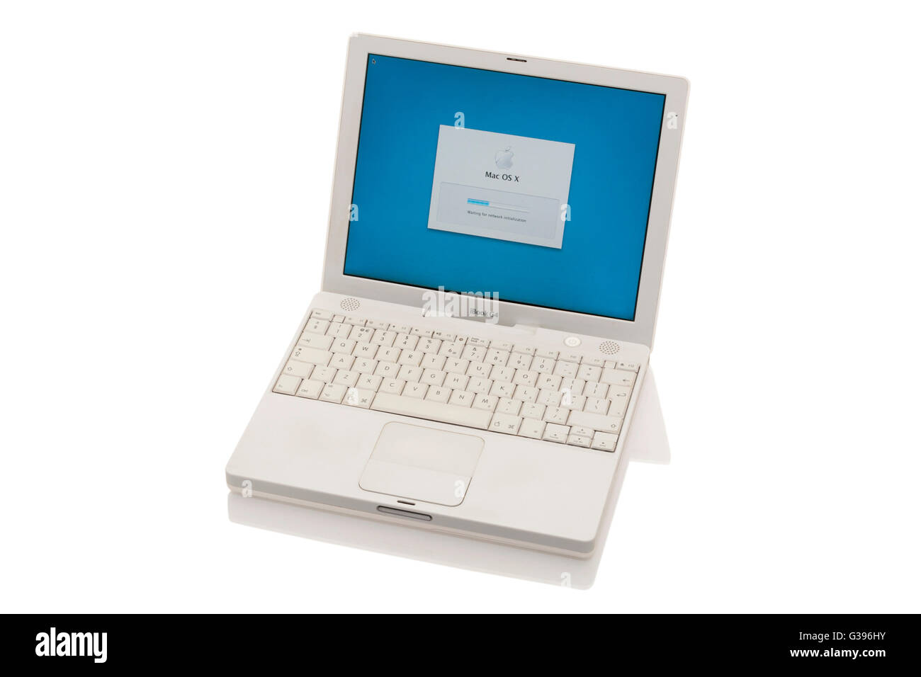 Apple iBook G4 ordinateur portable / ordinateur portable avec TrackPad avec  fonction de défilement / trackpad / pavé tactile, écran de démarrage / mise  en service & clavier Photo Stock - Alamy