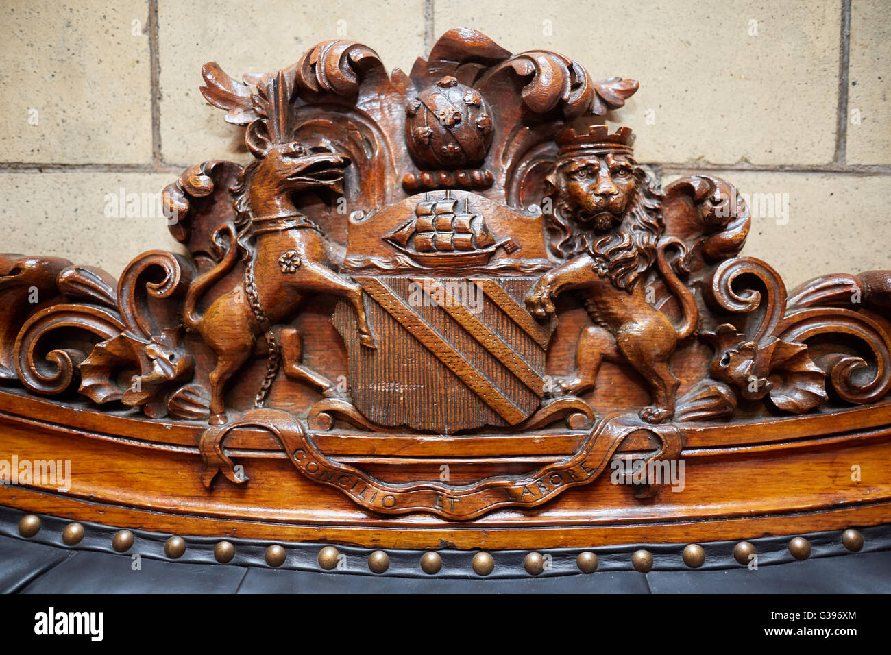 Manchester armoiries sculptées dans le bois sur le dossier de chaise city council Banque D'Images
