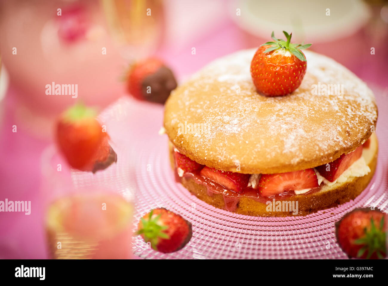 Gâteau aux fraises et au chocolat pour le thé l'après-midi Banque D'Images