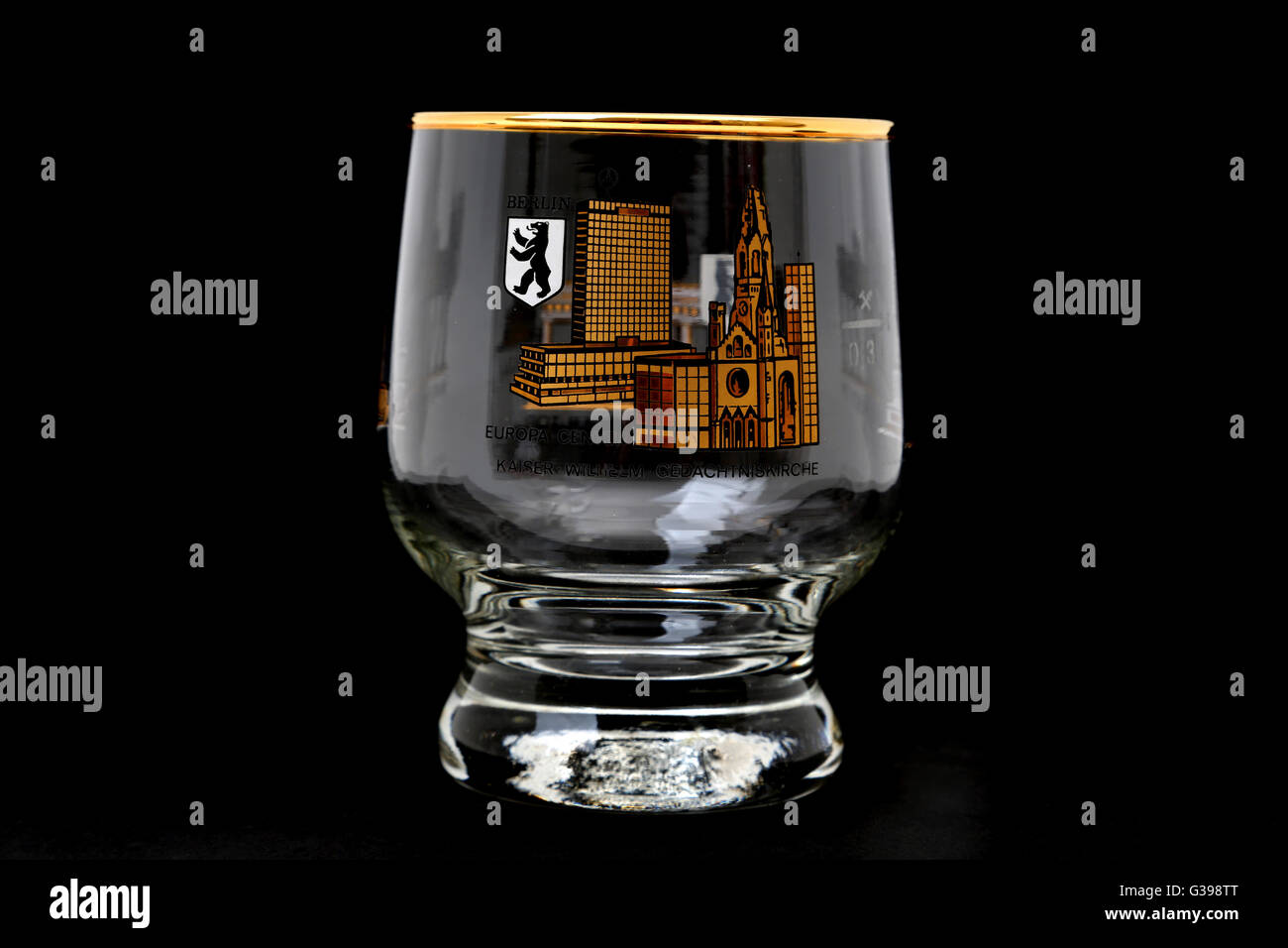 L'allemand demi-litre verre avec repères de Berlin qui est représenté sur l'or et Rim - Représentant Europa Center et Kaiser Wilhelm Gedachtniski Banque D'Images