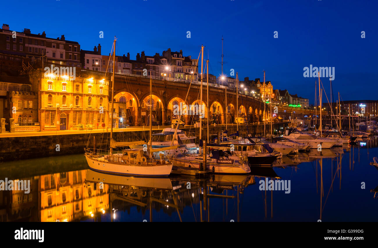 The Royal Harbour Marina Ramsgate sur la côte du Kent, allumé à la tombée de la nuit. Banque D'Images