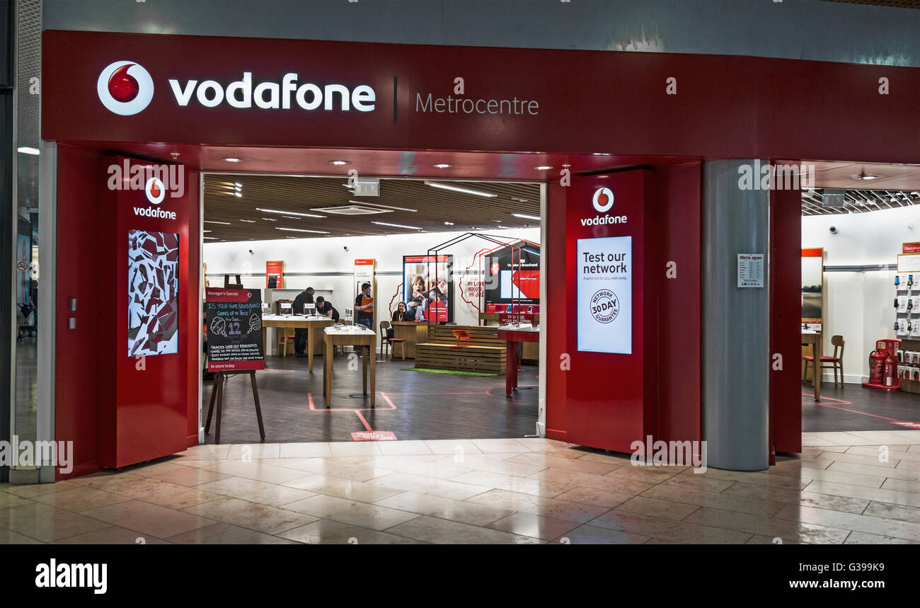 Vodaphone store avec le personnel mais pas de clients. Banque D'Images