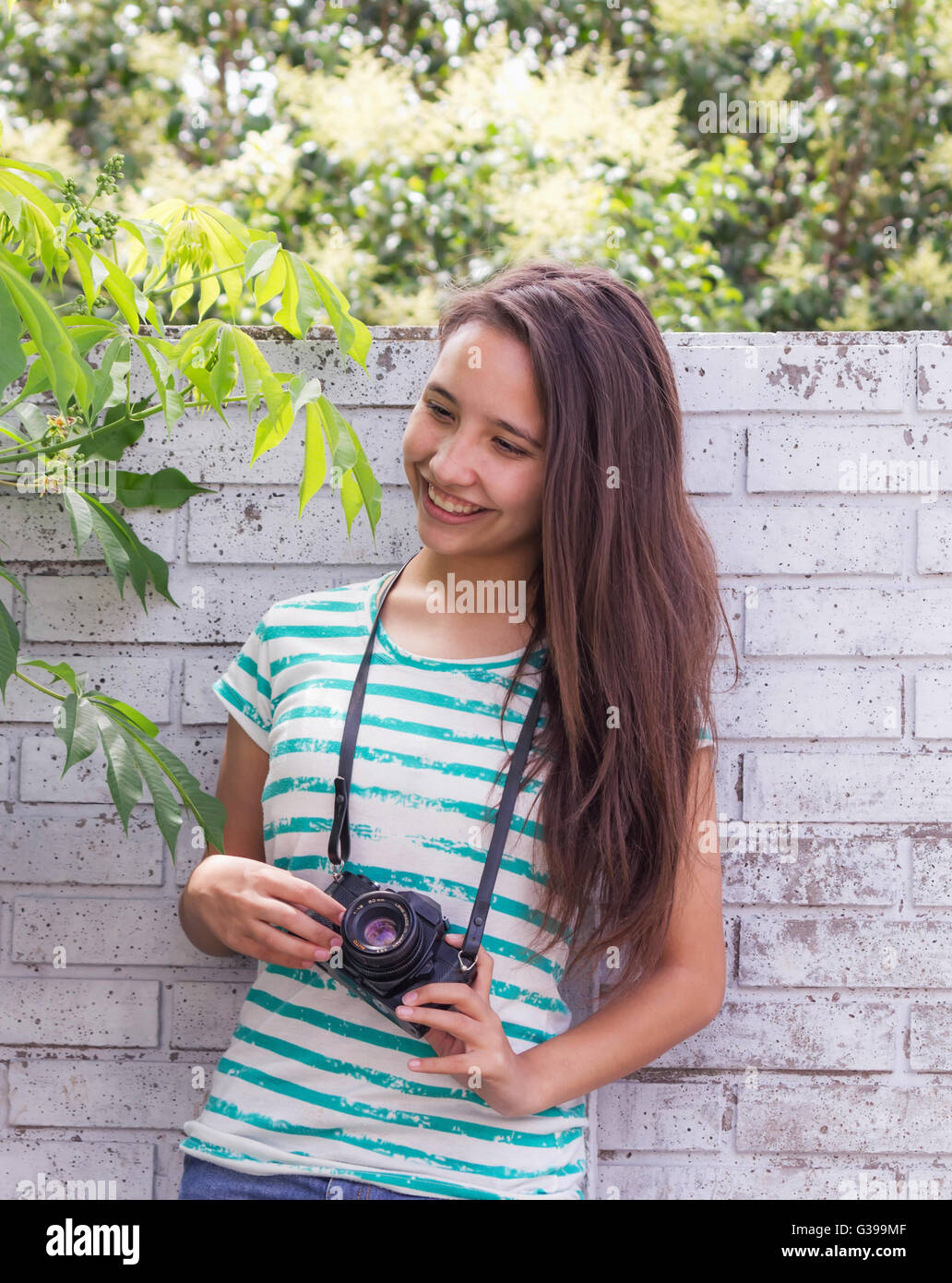 Les adolescents à prendre des photos de l'appareil photo rétro Banque D'Images