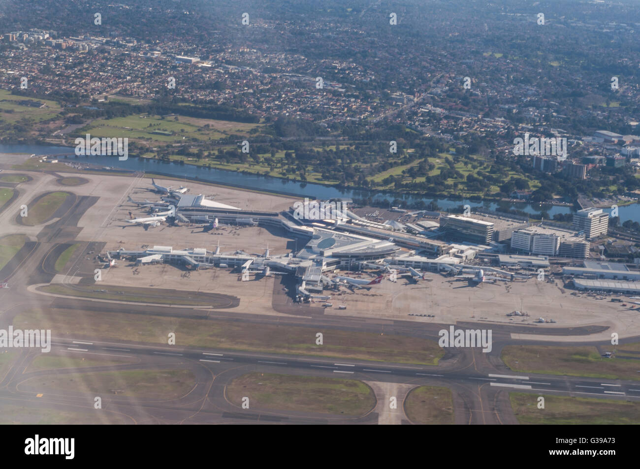 L'aéroport de Sydney vue depuis une fenêtre de l'avion, survolant la piste d'atterrissage de l'avion la borne Banque D'Images