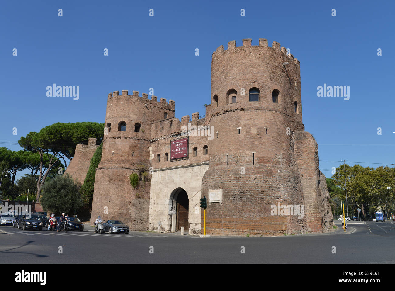 Porta San Paolo, Piazzale Ostiense, Rom, Italie Banque D'Images