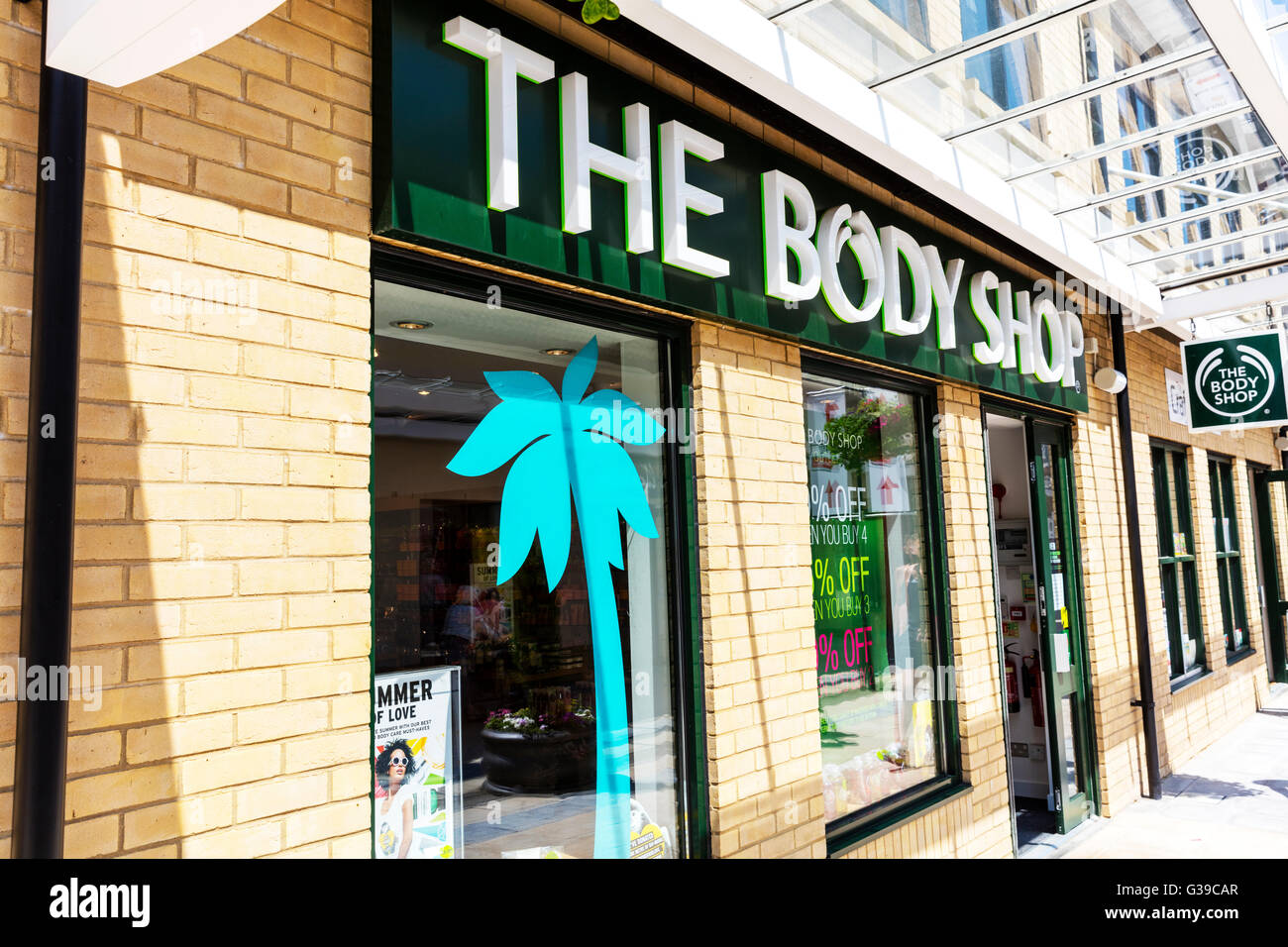 The Body Shop sign building high street shopping soin visage, soins du corps & maquillage UK Angleterre boutiques Banque D'Images