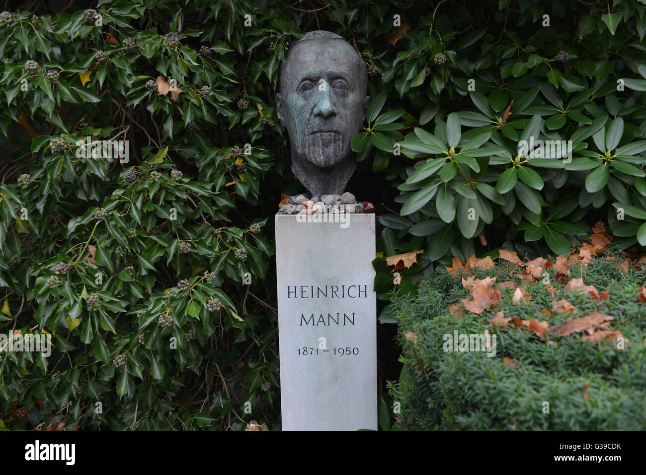 Grab, Heinrich Mann, Dorotheenstaedtischer Friedhof, Chausseestrasse, Mitte, Berlin, Deutschland / Dorotheenstädtischer Friedhof Banque D'Images