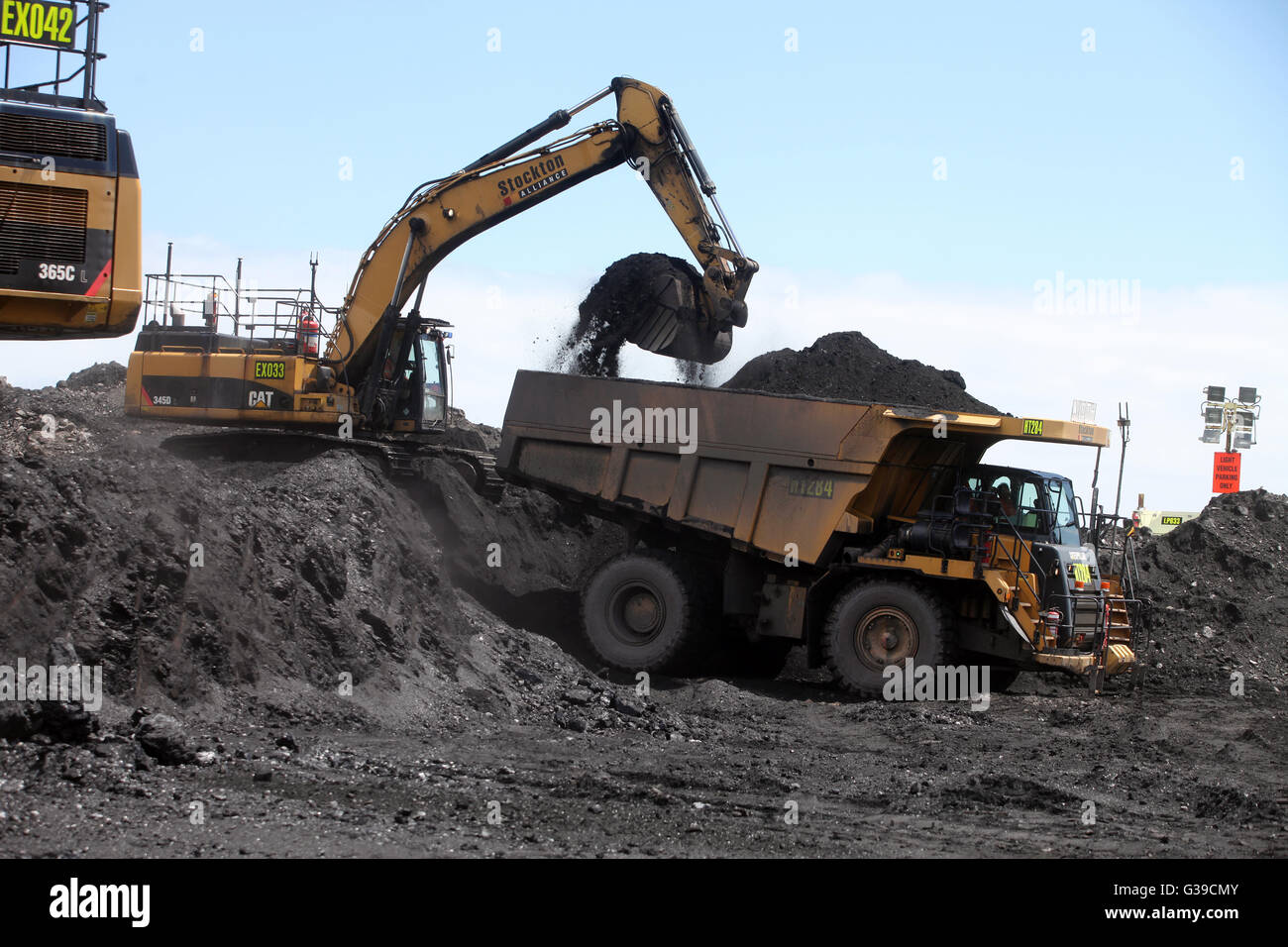 Un creuseur charge un camion à Stockton mine de charbon ouvert sur la côte ouest, Nouvelle-Zélande NZ Banque D'Images