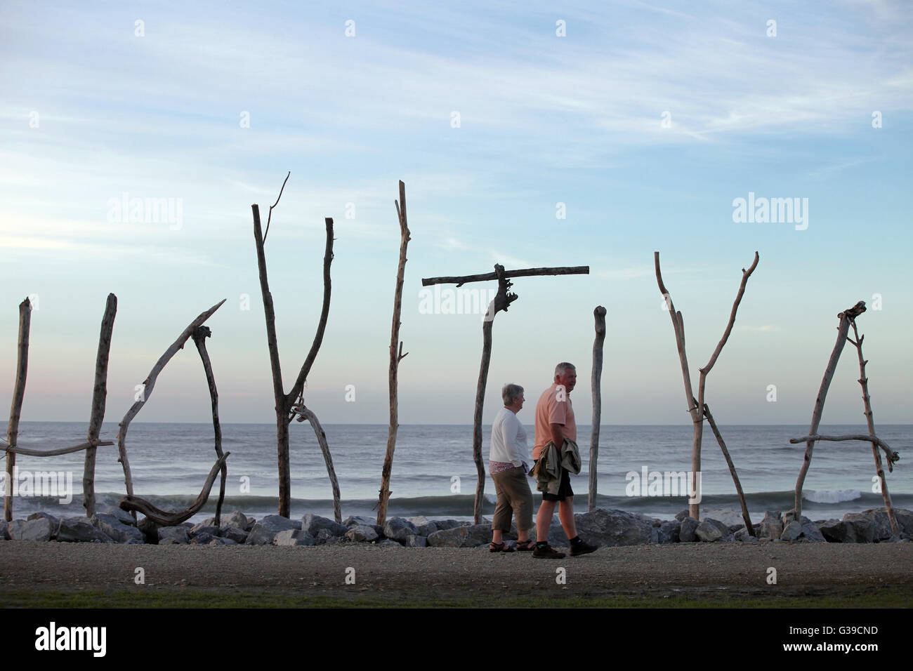 Signe de bois flotté sur la plage de Hokitika, West Coast NZ Banque D'Images