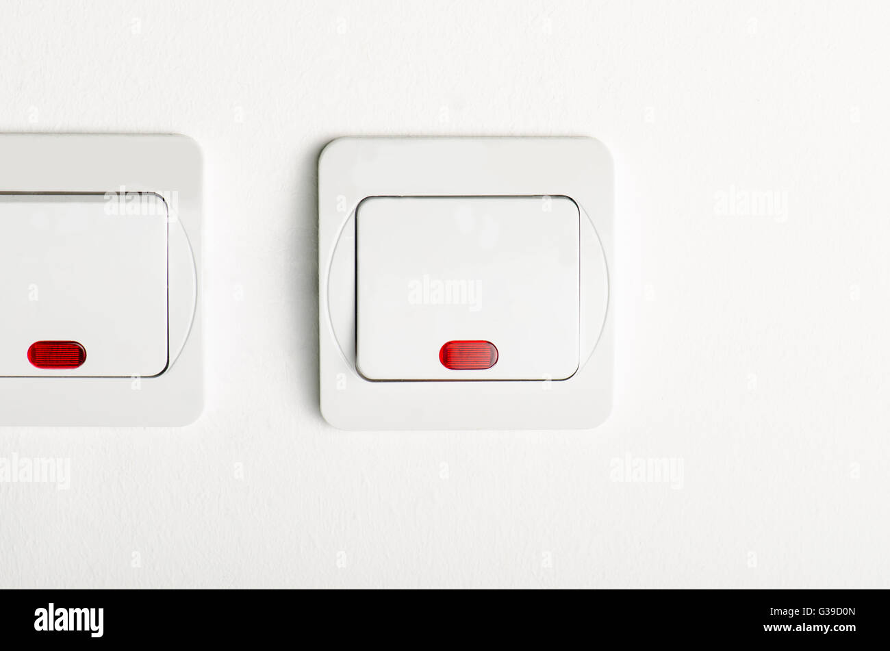 2 white light switch on/off sur mur blanc avec led rouge Banque D'Images