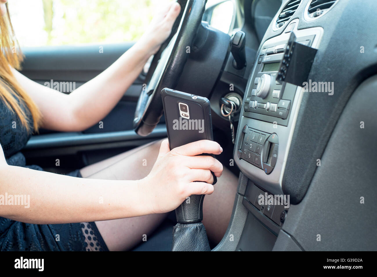 Image représentant une femme équitation dans une voiture et à parler au téléphone Banque D'Images