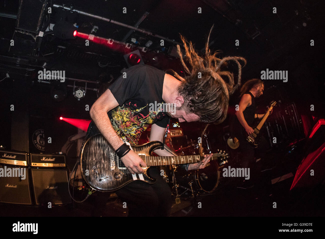 Kochmit avec la scène Colombie-britannique guitariste metal band dans diffuses sous89, lecture. Banque D'Images