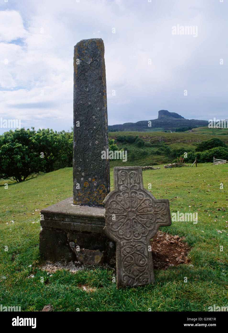 C La fin de l'arbre transversal de schiste 15 & (séparées) avec tête en entrelacé de feuilles Kildonnan cimetière, à l'île de Eigg, où St Donan établi son monastère. Banque D'Images