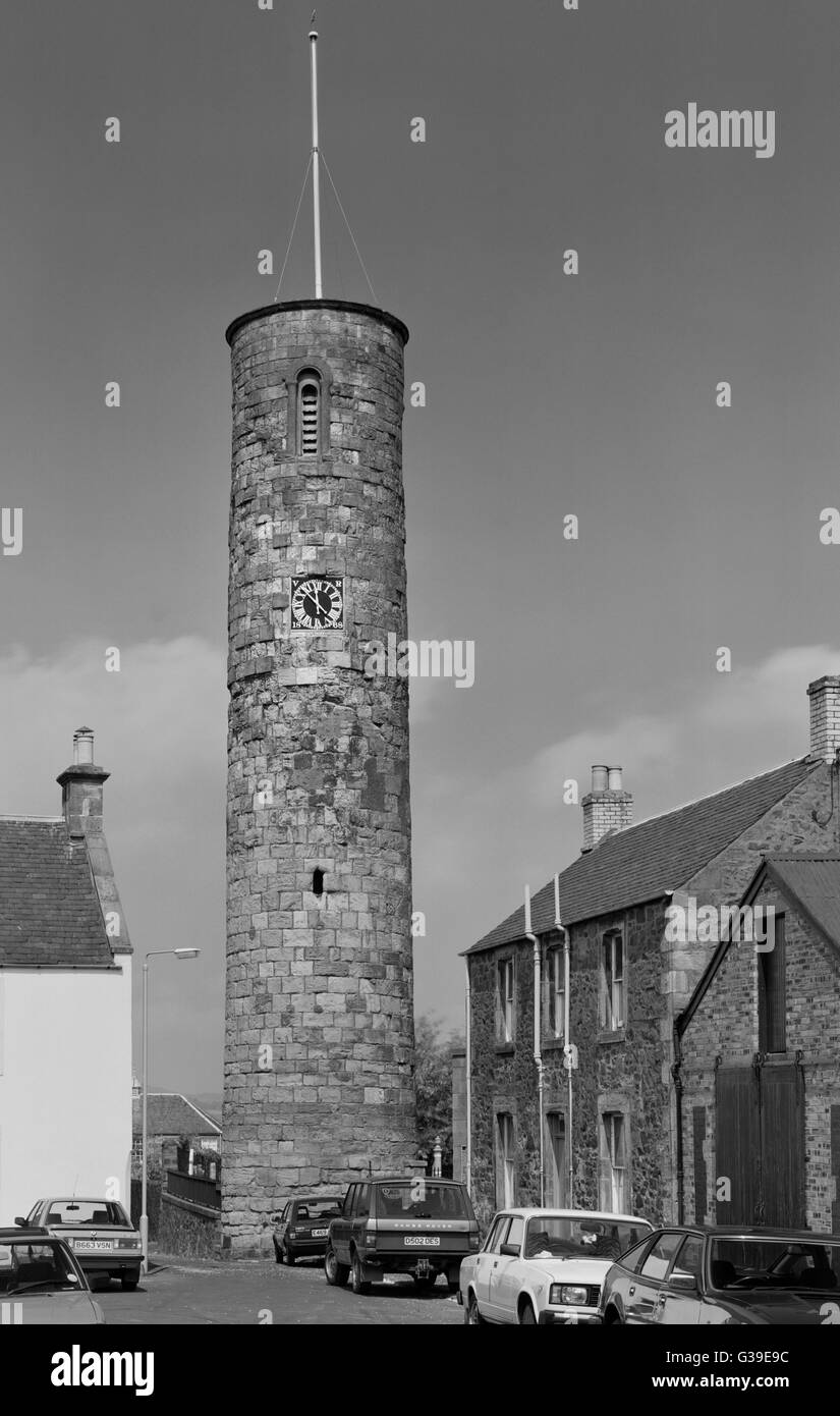 C 11e d''une tour ronde de style irlandais au cimetière d'Abernethy, Perthshire : 22m de haut, reconstruit sur 12 cours d'une base plus tôt. Banque D'Images