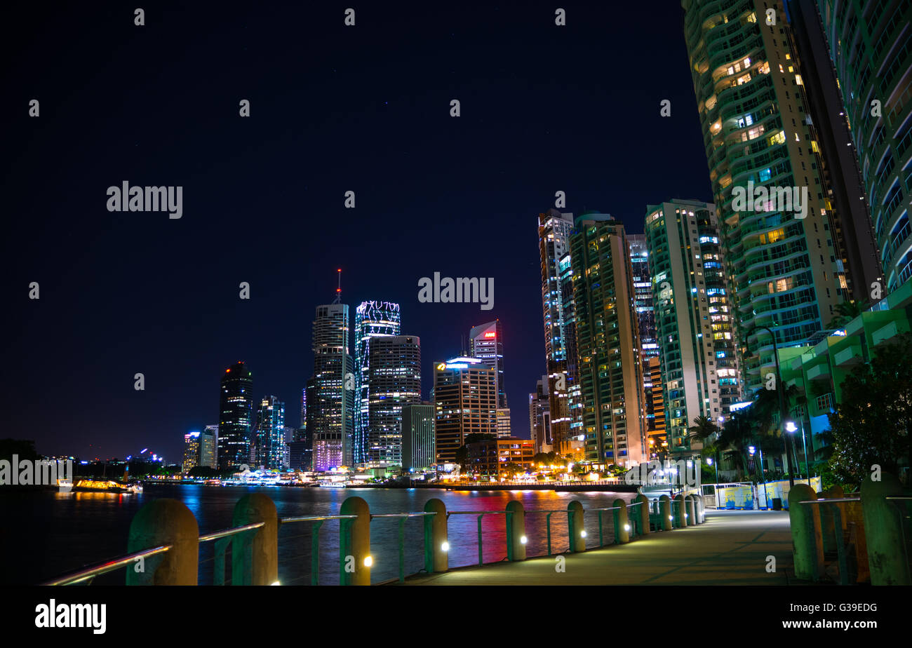 Balade sur la promenade à Brisbane en Australie à l'échelle de la ville. Belle couleur water reflections Banque D'Images