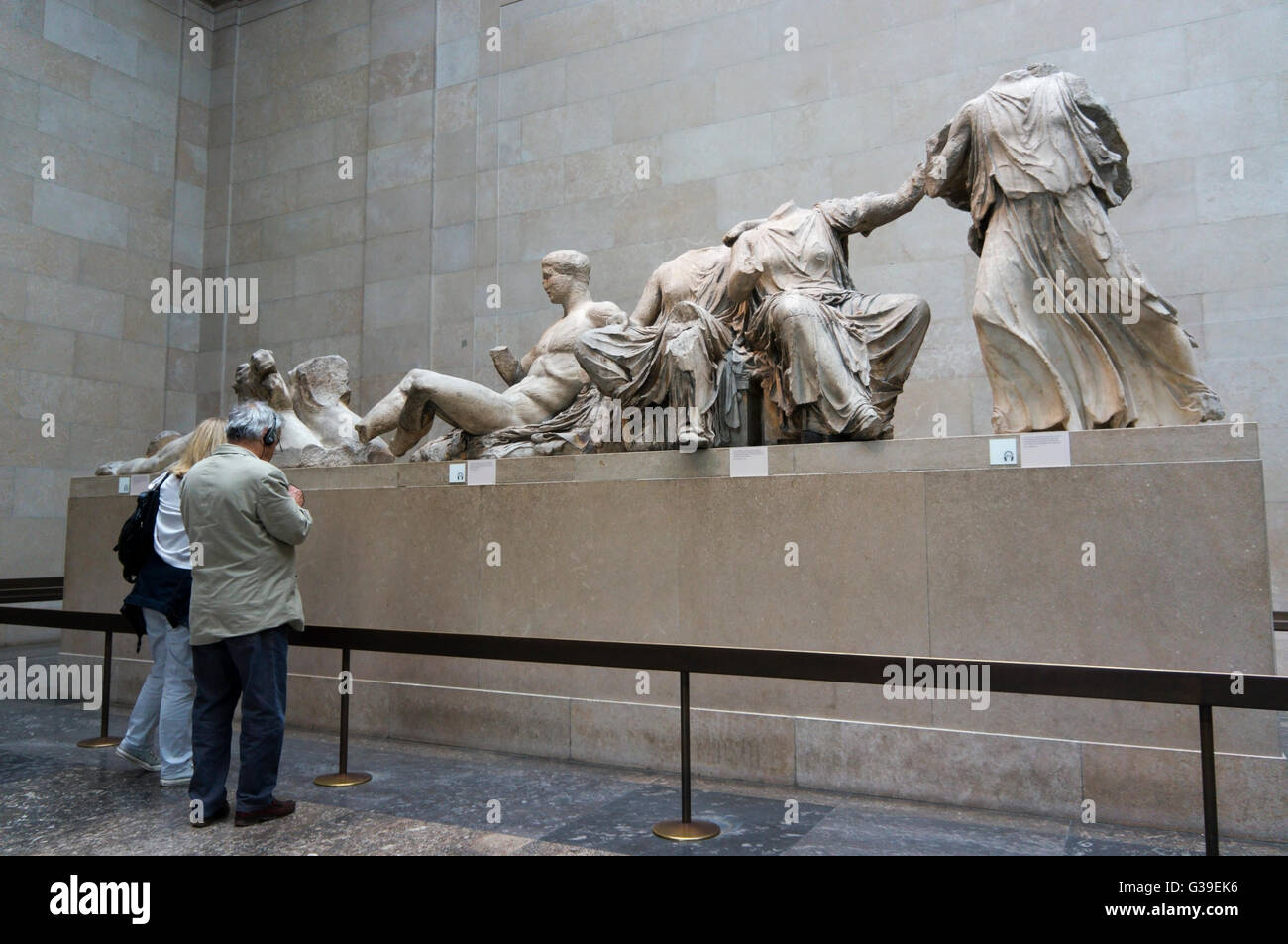 Les touristes à la recherche au Parthénon et écoute de l'audio guide, dans le British Museum. Banque D'Images