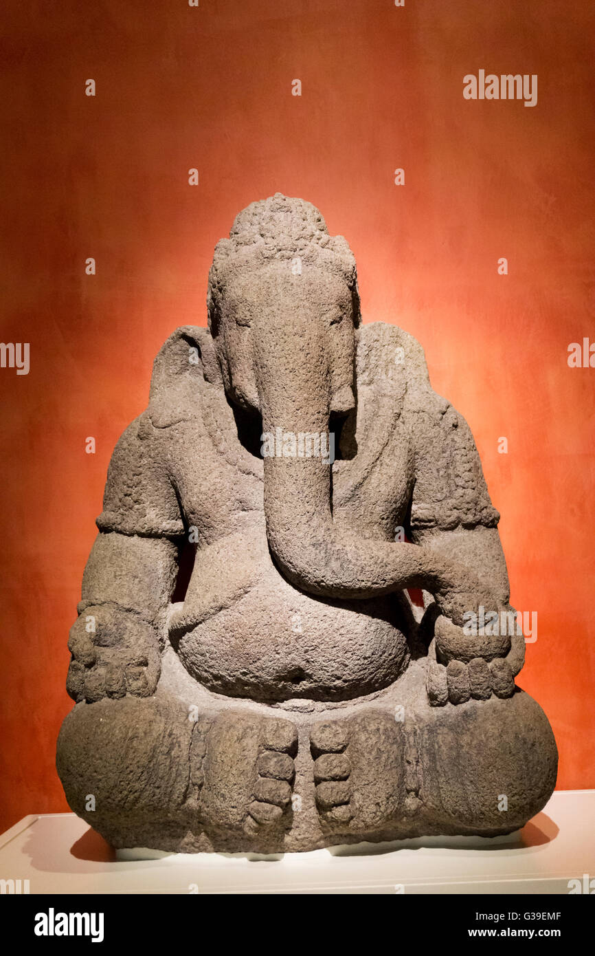 Une 9e ou 10e siècle statue d'Andésite du dieu hindou Ganesha, la suppression des obstacles, du centre de Java en Indonésie. Banque D'Images