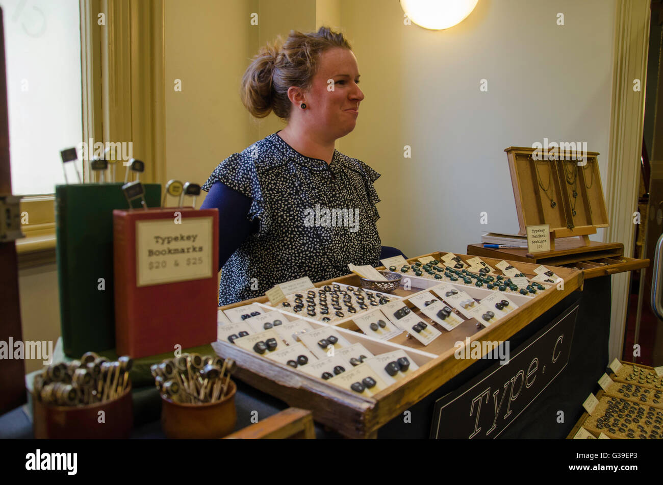 Machines à écrire Type C réincarné stand au marché des créateurs à Prahran à Melbourne, Australie Banque D'Images