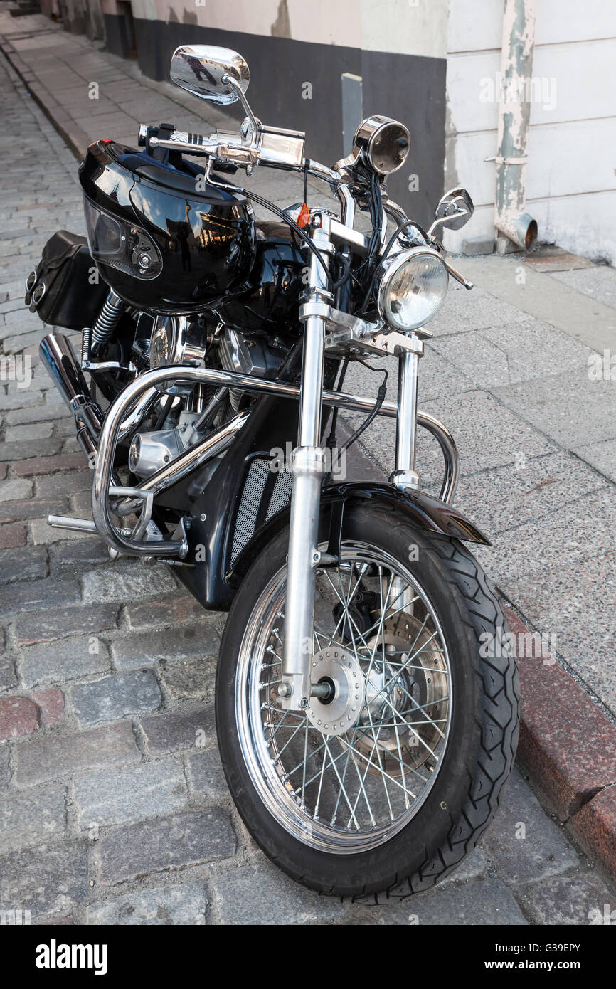 Tallinn, Estonie - 1 mai 2016 : moto route noir brillant avec détails chromés par Harley-Davidson Motor Company est parke Banque D'Images