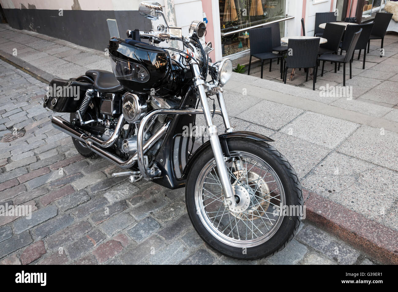 Tallinn, Estonie - 1 mai 2016 : moto route noir brillant avec détails chromés par Harley-Davidson Motor Company est parke Banque D'Images