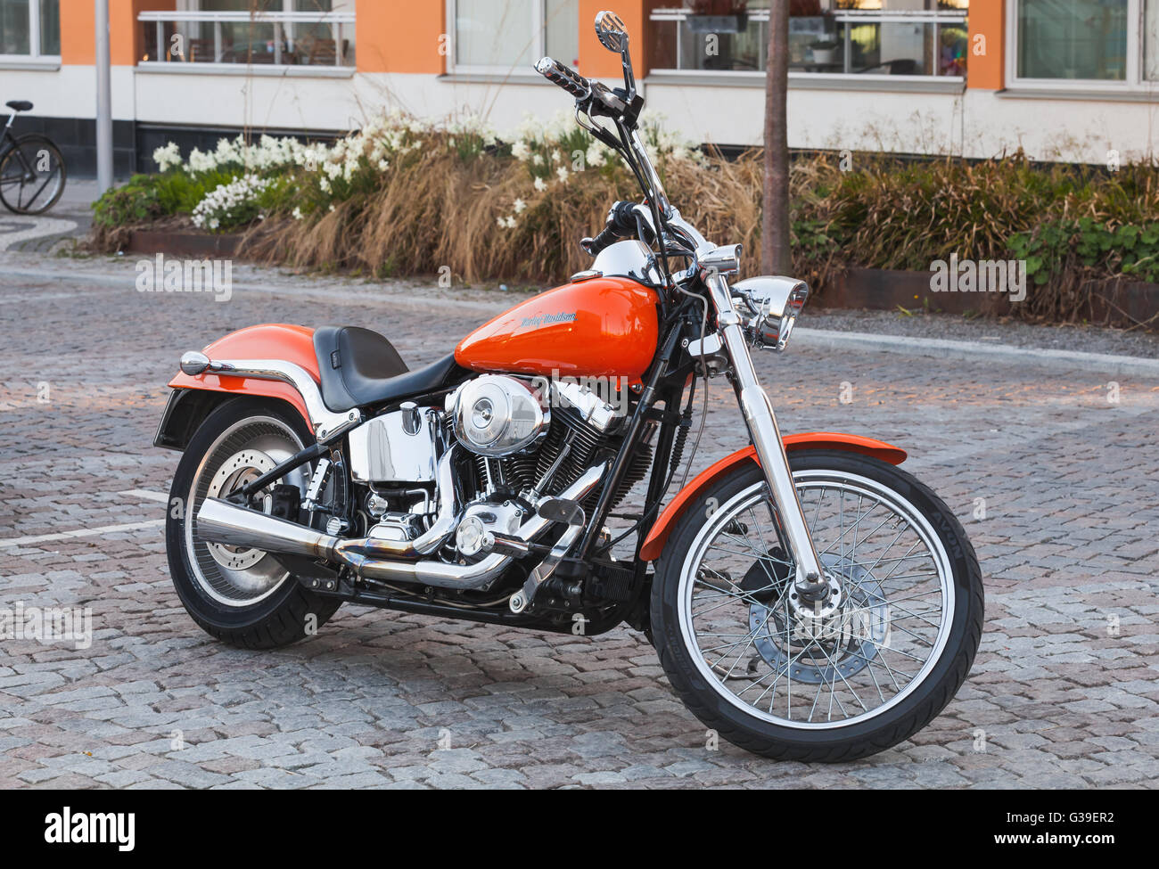 Stockholm, Suède - mai 4, 2016 : moto route rouge brillant chromé avec détails par Harley-Davidson Motor Company est garé Banque D'Images