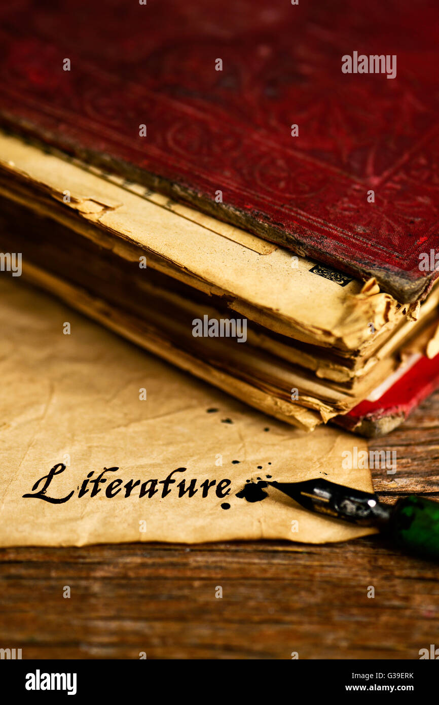Libre d'un vieux livre, un vieux stylo dip et un papier jaunâtre avec le mot littérature écrite avec une encre noire en elle, on a rustic Banque D'Images