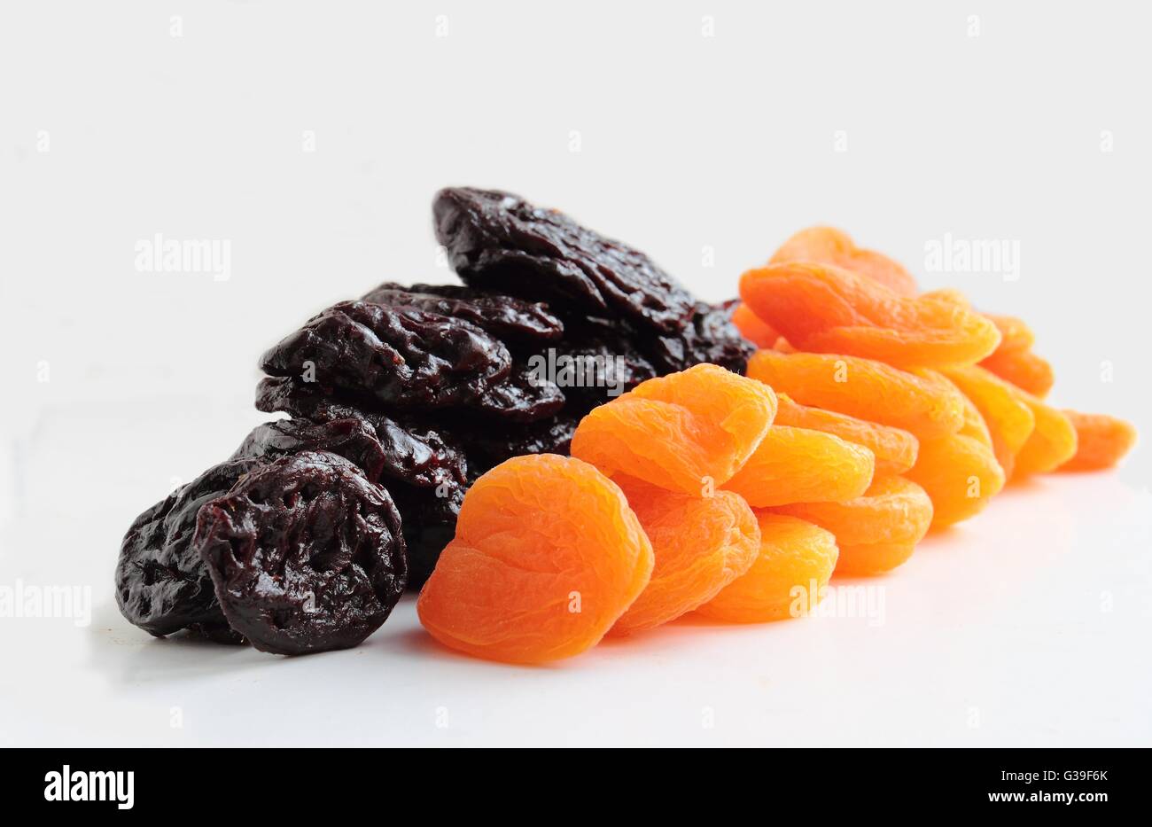 Les prunes et abricots secs isolé sur fond blanc Banque D'Images