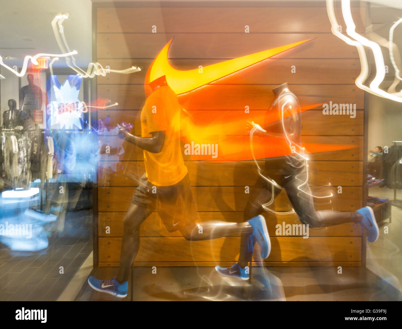 Vêtements de sport Nike, l'affichage du grand magasin Macy's Herald Square, New York, Banque D'Images