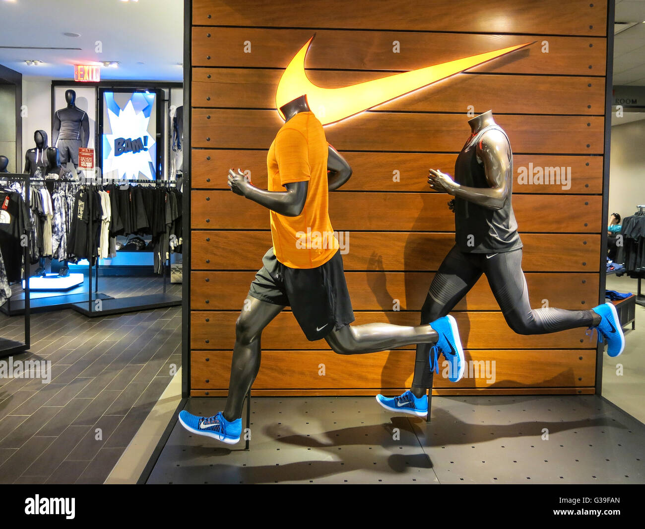 Vêtements de sport Nike, l'affichage du grand magasin Macy's Herald Square, New York, Banque D'Images