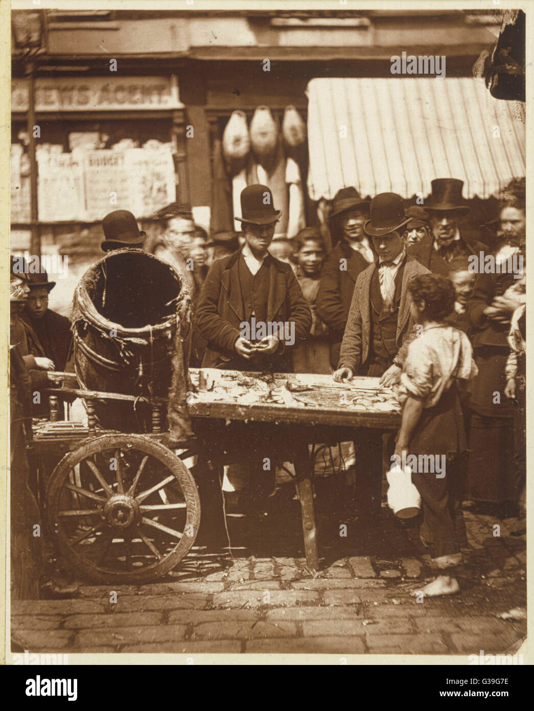Commerce de rue - poissons - 1877 Banque D'Images