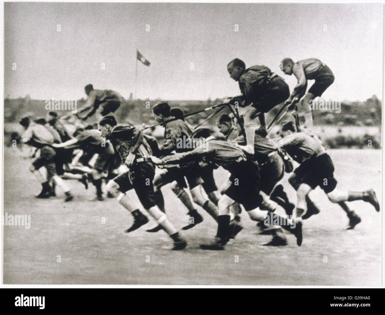 Hitler Jugend jeux pendant les rassemblements de Nuremberg. Dix ans plus tard, ils mourraient en Russie. Date : 1933 Banque D'Images