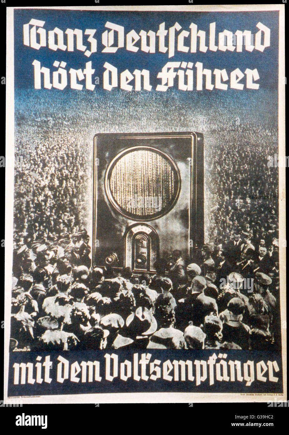 La propagande nazie sur les ondes. Une affiche fait la promotion de ces émissions "l'ensemble de l'Allemagne entend le Fuhrer avec la radio". Banque D'Images