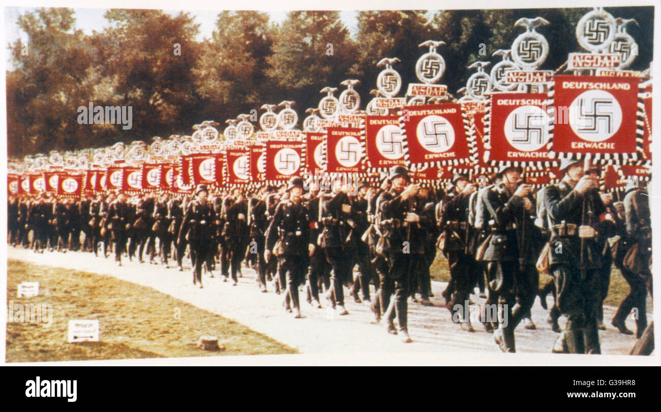 Soldats allemands avec des bannières mars à l'un des derniers rassemblements de Nuremberg. Date : vers 1938 Banque D'Images