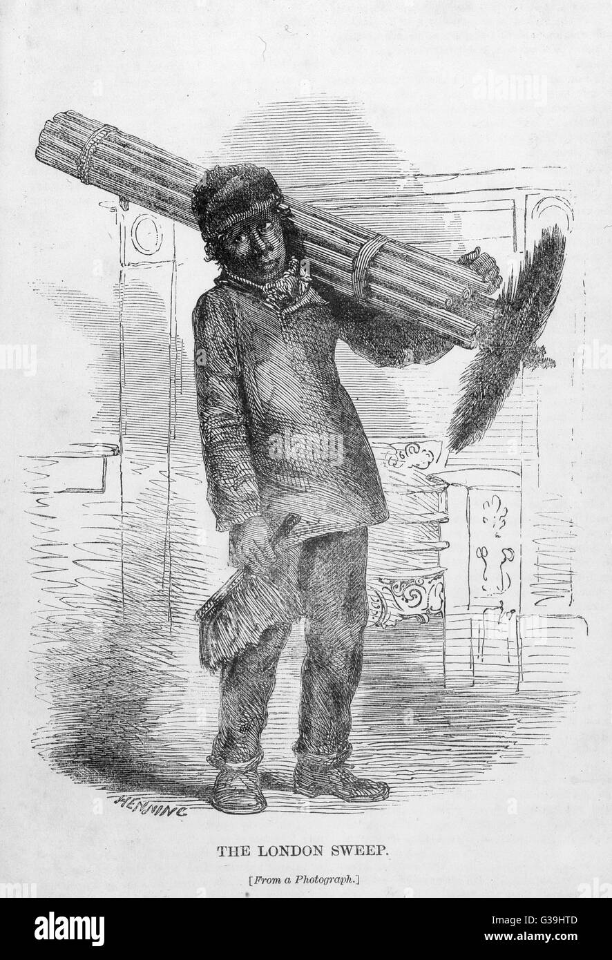 Dos courbés par le poids de son balais, un jeune chimneysweep se tient devant la grille. Date : 1864 Banque D'Images