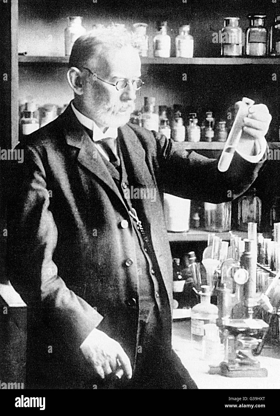 PAUL EHRLICH bactériologiste allemand et prix Nobel en 1908, travaillant dans son laboratoire Date : 1854 - 1915 Banque D'Images