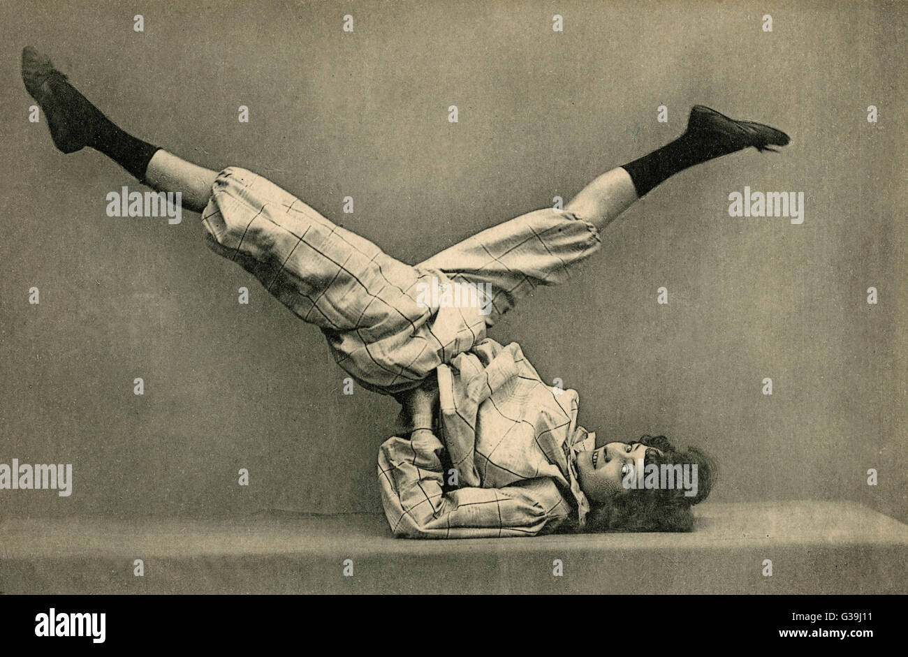 Fille montre son agilité Banque D'Images