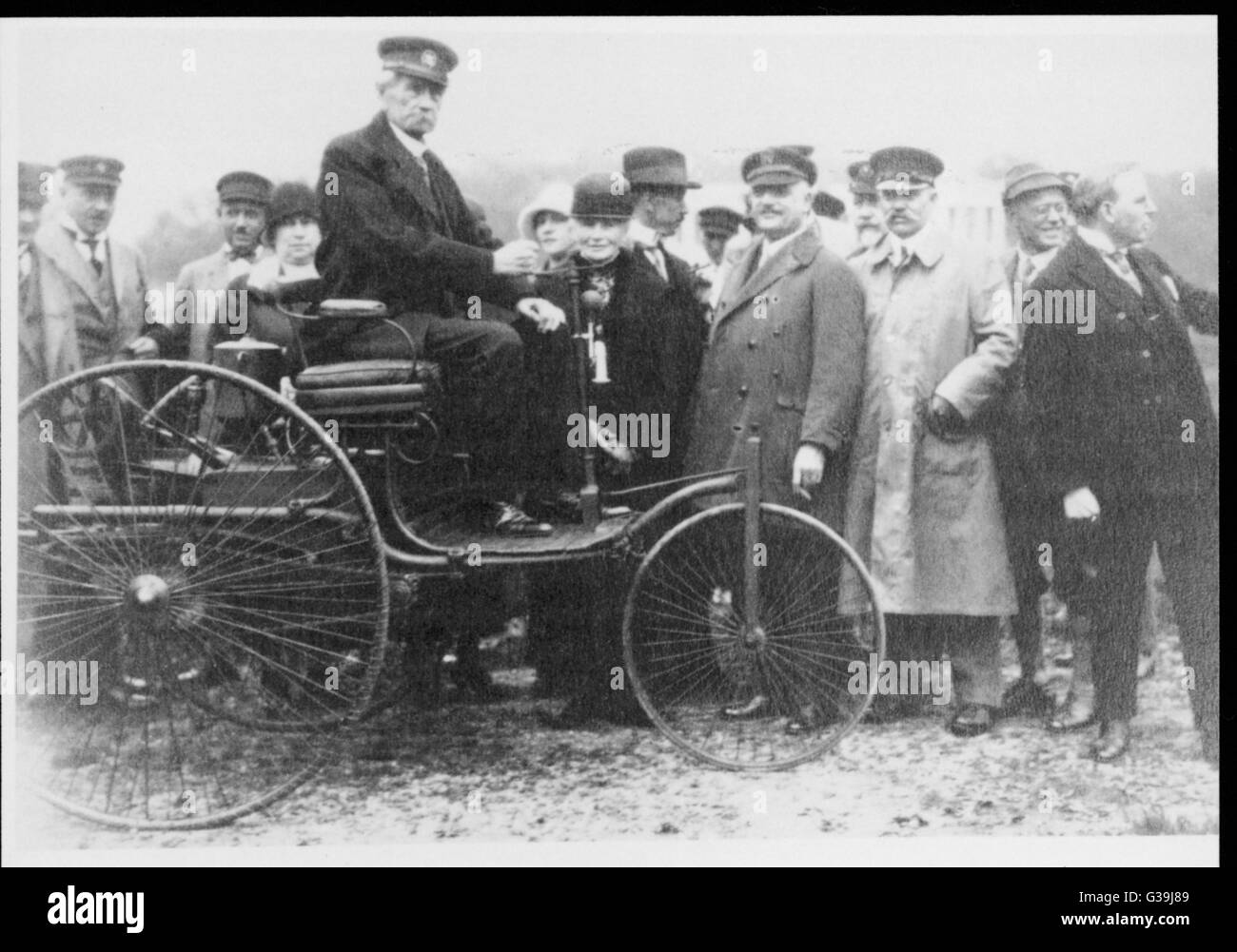 Carl Friedrich Benz, ingénieur allemand et pionnier dans la construction de véhicules à moteur, avec son moteur d'origine voiture à Munich en 1925 Date : 1893 Banque D'Images