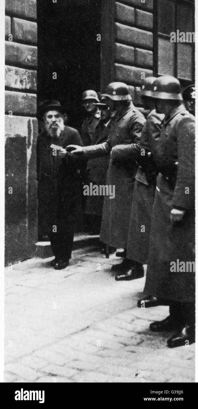 Un vieil homme juif est expulsé de son domicile par un groupe de soldats, l'Europe de l'Est. Date : 1942 Banque D'Images
