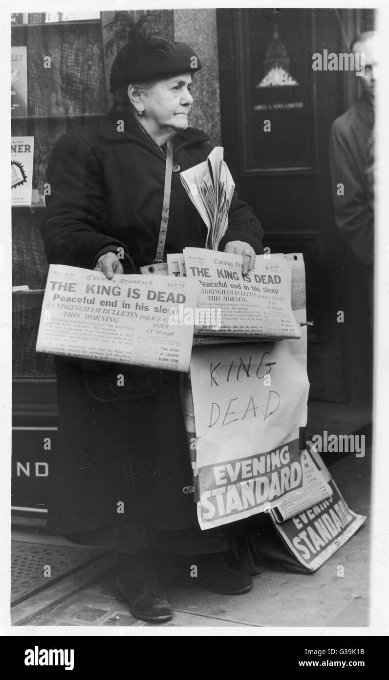 Une femme vend le journal Evening Standard annonçant la mort du roi George VI Date : 1952 Banque D'Images